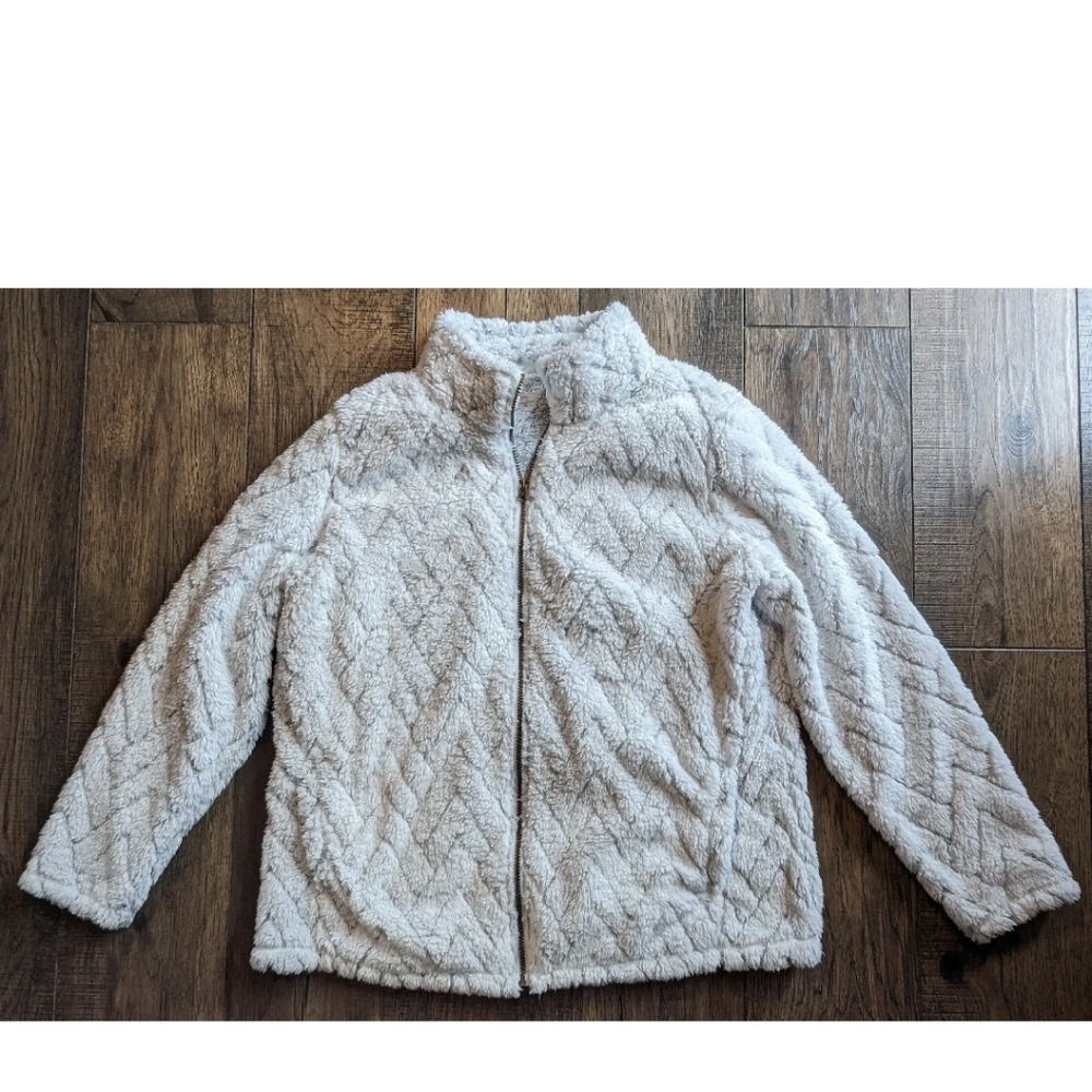 ST. JOHN'S BAY ACTIVE WOMEN'S WHITE - GRAY ACCENT FAUX FUR JACKET SIZE XL.